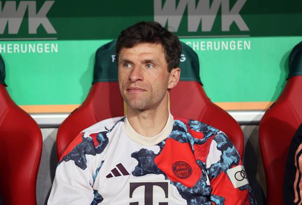 Football, Men, Season 2024 2025, FC Augsburg FC Bayern Munich, Bundesliga, WWK Arena Thomas Müller, Mueller FC Bayern Munich sitting on the substitutes bench DFL DFB regulations prohibit any use of photographs as image sequences and or quasi video