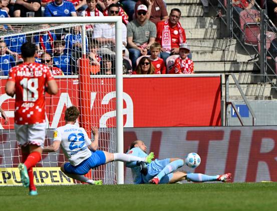 Soccer Bundesliga Season 2024 2025 Mewa Arena Mainz 05 04 2025 1 FSV Mainz 05 mz Holstein Kiel ki Goalkeeper Robin ZENTNER 1 FSV Mainz 05 , re, saves from Lasse ROSENBOOM Holstein Kiel DFL REGULATIONS PROHIBIT ANY USE OF PHOTOGRAPHS AS IMAGE SEQUENCES AND OR QUASI VIDEO EDITORIAL USE ONLY NATIONAL AND INTERNATIONAL NEWS AGENCIES OUT Soccer Bundesliga 1 FSV Mainz 05