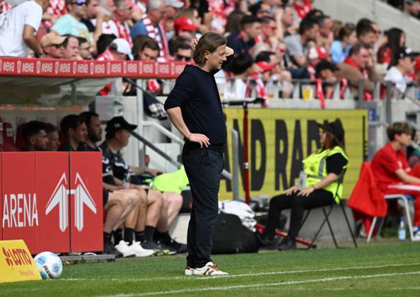 05 04 2025, xsltx, Soccer 1 Bundesliga, FSV Mainz 05 Holstein Kiel v l Bo Henriksen Head Coach 1 FSV Mainz 05 DFL DFB REGULATIONS PROHIBIT ANY USE OF PHOTOGRAPHS as IMAGE SEQUENCES and or QUASI VIDEO