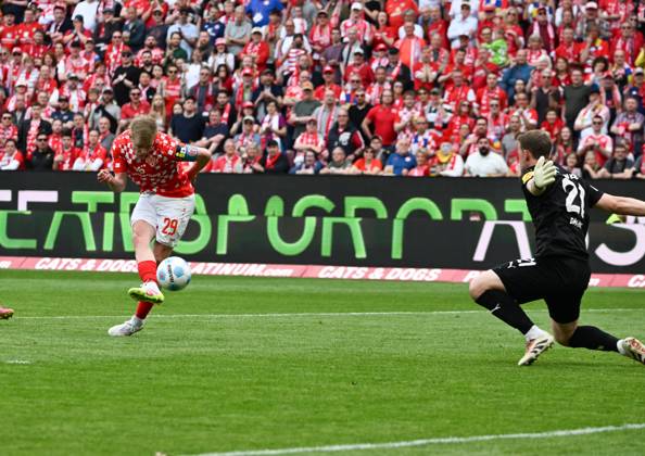 05 04 2025, xsltx, Fußball 1 Bundesliga, FSV Mainz 05 Holstein Kiel v l Jonathan Burkardt 1 FSV Mainz 05 hits the post completely free in front of Thomas Dähne Holstein Kiel DFL DFB REGULATIONS PROHIBIT ANY USE OF PHOTOGRAPHS as IMAGE SEQUENCES and or QUASI VIDEO