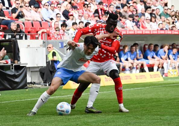 05 04 2025, xsltx, Soccer 1 Bundesliga, FSV Mainz 05 Holstein Kiel v l Shuto Machino Holstein Kiel , Danny da Costa 1 FSV Mainz 05 DFL DFB REGULATIONS PROHIBIT ANY USE OF PHOTOGRAPHS as IMAGE SEQUENCES and or QUASI VIDEO