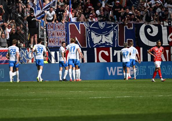 05 04 2025, xsltx, Soccer 1 Bundesliga, FSV Mainz 05 Holstein Kiel v l cheering in front of the Kiel fan block after Alexander Bernhardssons 1 0 Holstein Kiel re DFL DFB REGULATIONS PROHIBIT ANY USE OF PHOTOGRAPHS as IMAGE SEQUENCES and or QUASI VIDEO