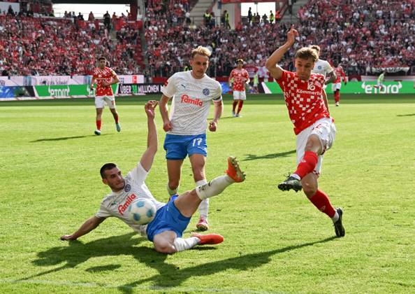 05 04 2025, xsltx, Fussball 1 Bundesliga, FSV Mainz 05 Holstein Kiel v l Marco Komenda Holstein Kiel and Timo Becker Holstein Kiel cannot prevent the 1 1 by Nelson Weiper 1 FSV Mainz 05 DFLB REGULATIONS PROHIBIT ANY USE OF PHOTOGRAPHS as IMAGE SEQUENCES and or QUASI VIDEO