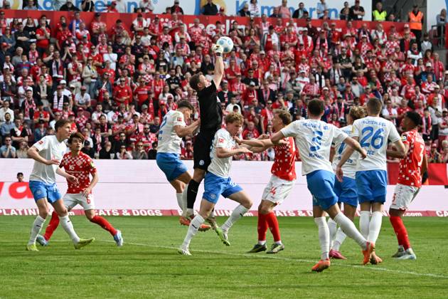 05 04 2025, xsltx, Fussball 1 Bundesliga, FSV Mainz 05 Holstein Kiel v l Thomas Dähne Holstein Kiel mit Lufthoheit DFL DFB REGULATIONS PROHIBIT ANY USE OF PHOTOGRAPHS as IMAGE SEQUENCES and or QUASI VIDEO