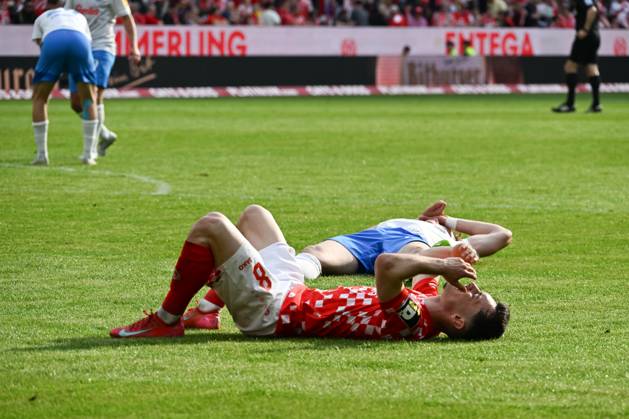 05 04 2025, xsltx, Soccer 1 Bundesliga, FSV Mainz 05 Holstein Kiel v l Exhaustion at Paul Nebel 1 FSV Mainz 05 after the final whistle DFL DFB REGULATIONS PROHIBIT ANY USE OF PHOTOGRAPHS as IMAGE SEQUENCES and or QUASI VIDEO