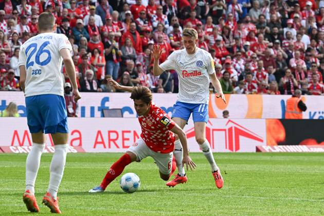 05 04 2025, xsltx, Soccer 1 Bundesliga, FSV Mainz 05 Holstein Kiel v l David Zec Holstein Kiel , Kaishu Sano 1 FSV Mainz 05 , Alexander Bernhardsson Holstein Kiel DFL DFB REGULATIONS PROHIBIT ANY USE OF PHOTOGRAPHS as IMAGE SEQUENCES and or QUASI VIDEO