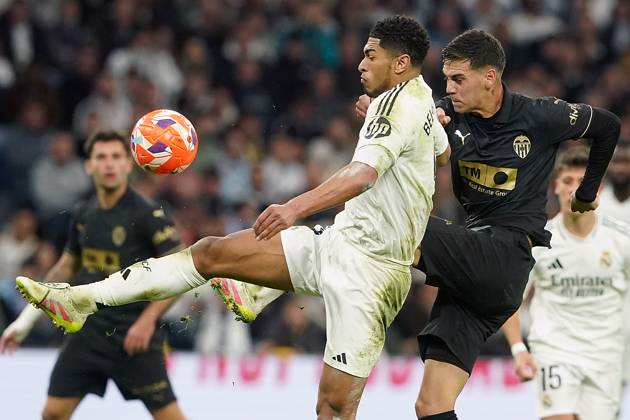 Real Madrid CF™s Jude Bellingham (l) and Valencia CF s Enzo Barrenechea during La Liga match. April 5, 2025. (20250405545)