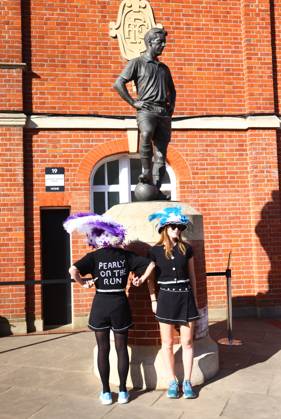 Fulham v Liverpool, English Premier League, Craven Cottage, Football, London, UK - 06 Apr 2025 Ladies in costume pose in front of the statue of Fulham Legend Jenny Haynes at Craven Cottage ahead of the Premier League game between Fulham and Liverpool London Craven Cottage London GBR, UK NEWSPAPERS OUT Copyright: xMarkxGreenwoodx