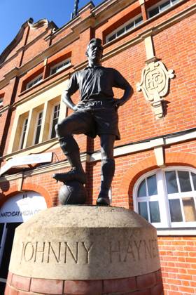 Fulham v Liverpool, English Premier League, Craven Cottage, Football, London, UK - 06 Apr 2025 The statue of Fulham Legend Jenny Haynes at Craven Cottage ahead of the Premier League game between Fulham and Liverpool London Craven Cottage London GBR, UK NEWSPAPERS OUT Copyright: xMarkxGreenwoodx