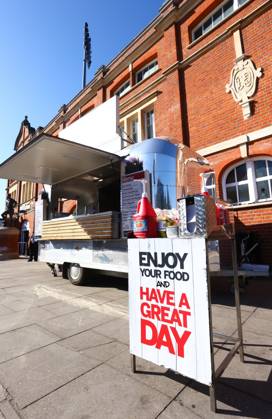 Fulham v Liverpool, English Premier League, Craven Cottage, Football, London, UK - 06 Apr 2025 A concession stand outside Craven Cottage ahead of the Premier League game between Fulham and Liverpool London Craven Cottage London GBR, UK NEWSPAPERS OUT Copyright: xMarkxGreenwoodx