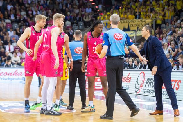 Marko Stankovic (Telekom Baskets Bonn, Haed Coach) gibt seinen Spielern Anweisungen, Phlandrous Fleming Jr. (Telekom Baskets Bonn, 04), Bodie Hume (Telekom Baskets Bonn, 13), Till Pape (Telekom Baskets Bonn, 19) Telekom Baskets Bonn vs. EWE Baskets Oldenburg, Basketball, easy Credit BBL, 27. Spieltag, 2024 2025, 06.04.2025 Telekom Baskets Bonn vs. EWE Baskets Oldenburg, Basketball, easy Credit BBL, 27. Spieltag, 2024 2025, 06.04.2025 Bonn Copyright: xEibner-Pressefoto GerhardxWingenderx EP_GWR