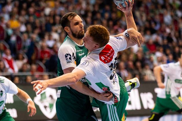 Lukas STUTZKE TSV Hannover Burgdorf, 39 in a duel against Josip SARAC FRISCH AUF Goeppingen, 13 TSV Hannover Burgdorf HAN vs FRISCH AUF Goeppingen FAG , Handball, Men, Daikin Handball Bundesliga HBL , 25 Matchday, Season 2024 2025, 06 04 2025 TSV Hannover Burgdorf HAN vs FRISCH AUF Goeppingen FAG , Handball, Men, Daikin Handball Bundesliga HBL , 25 Matchday, Season 2024 2025, 06 04 2025 Hannover Copyright: xEibnerxPressefoto OliverxSchmidtx EP_OST