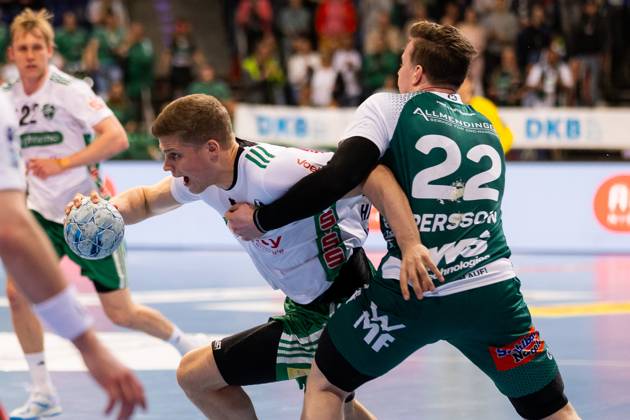 Erik PERSSON FRISCH AUF Goeppingen, 22 in a duel against Martin HANNE TSV Hannover Burgdorf, 42 TSV Hannover Burgdorf HAN vs FRISCH AUF Goeppingen FAG , Handball, Men, Daikin Handball Bundesliga HBL , 25 Matchday, Season 2024 2025, 06 04 2025 TSV Hannover Burgdorf HAN vs FRISCH AUF Goeppingen FAG , Handball, Men, Daikin Handball Bundesliga HBL , 25 Matchday, Season 2024 2025, 06 04 2025 Hannover Copyright: xEibnerxPressefoto OliverxSchmidtx EP_OST