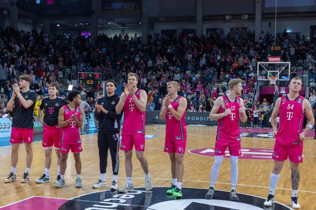 The Telekom Baskets Bonn team celebrates the victory against EWE Baskets Oldenburg with their fans Telekom Baskets Bonn vs EWE Baskets Oldenburg, Basketball, easy Credit BBL, Matchday 27, 2024 2025, 06 04 2025 Telekom Baskets Bonn vs EWE Baskets Oldenburg, Basketball, easy Credit BBL, Matchday 27, 2024 2025, 06 04 2025 Bonn Copyright: xEibner-Pressefoto GerhardxWingenderx EP_GWR