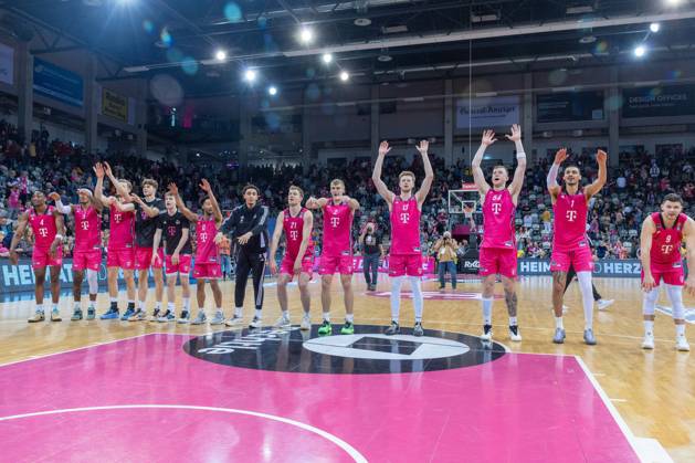 The Telekom Baskets Bonn team celebrates the victory against EWE Baskets Oldenburg with their fans Telekom Baskets Bonn vs EWE Baskets Oldenburg, Basketball, easy Credit BBL, Matchday 27, 2024 2025, 06 04 2025 Telekom Baskets Bonn vs EWE Baskets Oldenburg, Basketball, easy Credit BBL, Matchday 27, 2024 2025, 06 04 2025 Bonn Copyright: xEibner-Pressefoto GerhardxWingenderx EP_GWR