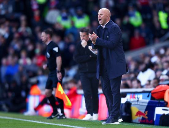 Fulham v Liverpool, English Premier League, Craven Cottage, Football, London, UK - 06 Apr 2025 Liverpool Manager Arne Slot gives instructions from his technical during the Premier League away game at Fulham London Craven Cottage London GBR, UK NEWSPAPERS OUT Copyright: xMarkxGreenwoodx
