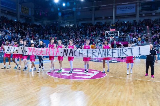 The Telekom Baskets Bonn team celebrates the victory against EWE Baskets Oldenburg with the fans and promotes the game in Bonn Telekom Baskets Bonn vs EWE Baskets Oldenburg, Basketball, easy Credit BBL, 27 Matchday, 2024 2025, 06 04 2025 Telekom Baskets Bonn vs EWE Baskets Oldenburg, Basketball, easy Credit BBL, 27 Matchday, 2024 2025, 06 04 2025 Bonn Copyright: xEibner-Pressefoto GerhardxWingenderx EP_GWR