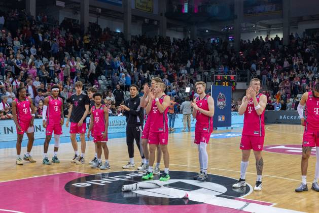 The Telekom Baskets Bonn team celebrates the victory against EWE Baskets Oldenburg with the fans Telekom Baskets Bonn vs EWE Baskets Oldenburg, Basketball, easy Credit BBL, Matchday 27, 2024 2025, 06 04 2025 Telekom Baskets Bonn vs EWE Baskets Oldenburg, Basketball, easy Credit BBL, Matchday 27, 2024 2025, 06 04 2025 Bonn Copyright: xEibner-Pressefoto GerhardxWingenderx EP_GWR