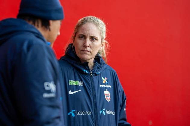 250407 Head coach Gemma Grainger of the Norwegian women s national football team ahead of a training session on April 7, 2025 in Oslo Photo Vegard Grott BILDBYRAN kod VG VG0746 bbeng fotboll football soccer fotball norge norway women dam nations league träning practice training trening Copyright: VEGARDxGRoTT BB250407VG058