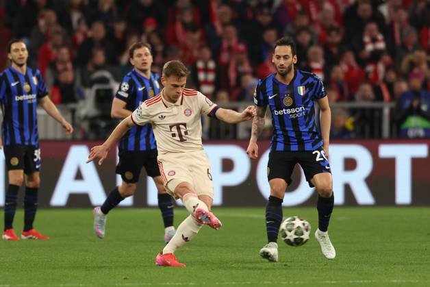 in duel, action, with Joshua Kimmich 6 FC Bayern Muenchen , Hakan Calhanoglu 20 Inter Milan , FC Bayern Muenchen vs Inter Milan, football, Champions League, quarter-final, first leg, 08 04 2025 Muenchen Bayern Germany Copyright: xkolbert-press ChristianxKolbertx