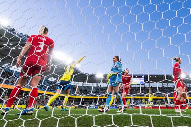 250408 Nathalie Björn of Sweden celebrates after Magdalena Eriksson not pictured scored 1 0 while goalkeeper Safia Middleton Patel and Rhiannon Roberts of Wales look dejected during the UEFA Women s Nations League football match between Sweden and Wales on April 8, 2025 in Gothenburg Photo Mathias Bergeld BILDBYRAN kod MB MI0812 fotboll football soccer fotball nations league uefa womens nations league sverige sweden wales dam bbeng jubel depp Copyright: MATHIASxBERGELD BB250408MB117