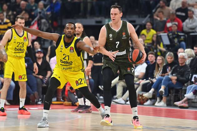 Johannes VOIGTMANN FCB , action,duel against Dyshawn PIERRE Fenerbahce Basketball Euro League,season 2024 2025 FC Bayern Muenchen Fenerbahce Istanbul on 10 04 2025, S A P G A R D EN