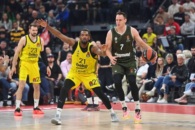 Johannes VOIGTMANN FCB , action,duel against Dyshawn PIERRE Fenerbahce Basketball Euro League,season 2024 2025 FC Bayern Muenchen Fenerbahce Istanbul on 10 04 2025, S A P G A R D EN