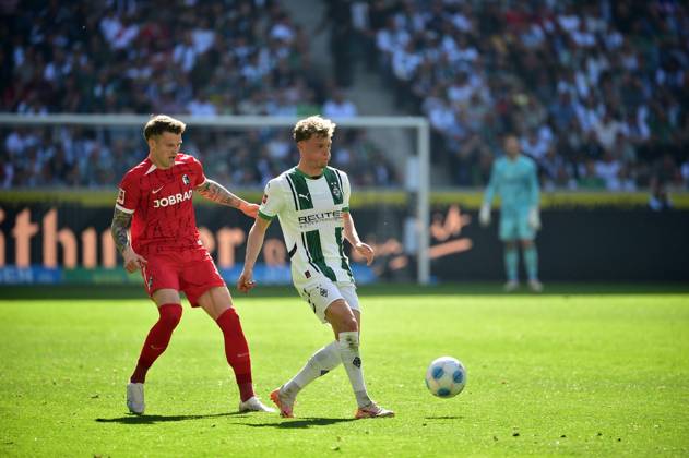 12 04 2025 Moenchengladbach Fußball, Herren, Saison 2024 2025, Borussia Moenchengladbach vs SC Freiburg Zweikampf zwischen v li Lukas Kuebler Freiburg , Robin Hack Gladbach DFL regulations prohibit any use of photographs as image sequences and or quasi video Borussia Park NRW Germany