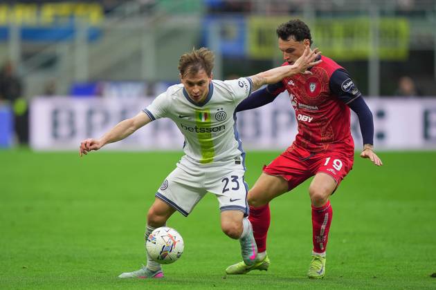 Inter MilanÕs Nicolo Barella fights for the balll with Cagliari s Nadir Zortea during the Serie A soccer match between Inter and Cagliari at San Siro Stadium in Milan , North Italy - Saturday , April 12 , 2025 . - Soccer .  Copyright: xSpada LaPressex