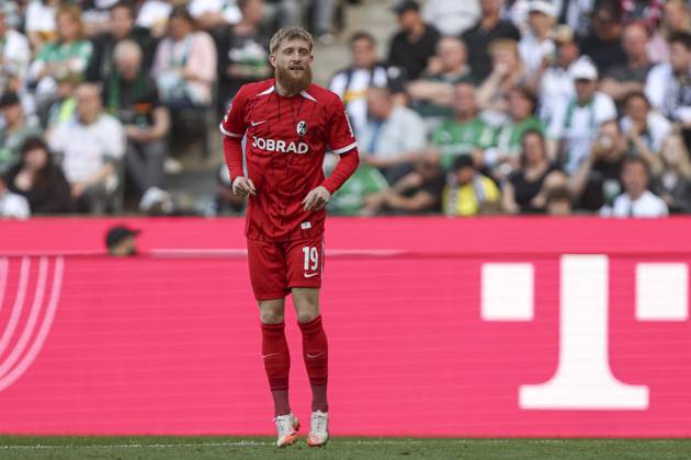 Jan Niklas Beste SC Freiburg looks on during the Bundesliga 1 match between Borussia Mönchengladbach and SC Freiburg, Stadium in Borussia Park on April 12, 2025 in Mönchengladbach, Germany Photo by Oliver Kaelke DeFodi Images Jan Niklas Beste SC Freiburg looks on during the Bundesliga match between Borussia Mönchengladbach and SC Freiburg at Stadium in Borussia Park on April 12, 2025 in Mönchengladbach, Germany Photo by Oliver Kaelke DeFodi Images DFL regulations prohibit any use of photographs as image sequences and or quasi video Photo by Oliver Kaelke DeFodi Images