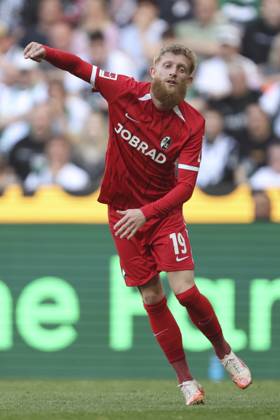 Jan Niklas Beste SC Freiburg looks on during the Bundesliga 1 match between Borussia Mönchengladbach and SC Freiburg, Stadium in Borussia Park on April 12, 2025 in Mönchengladbach, Germany Photo by Oliver Kaelke DeFodi Images Jan Niklas Beste SC Freiburg looks on during the Bundesliga match between Borussia Mönchengladbach and SC Freiburg at Stadium in Borussia Park on April 12, 2025 in Mönchengladbach, Germany Photo by Oliver Kaelke DeFodi Images DFL regulations prohibit any use of photographs as image sequences and or quasi video Photo by Oliver Kaelke DeFodi Images