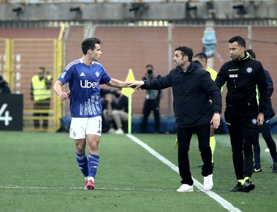 Foto IPP Albano Angilletta Como 13 04 2025 Calcio Campionato di serie A 2024 2025 Como - Torino nella foto: Anastasios Douvikas esulta con Cesc Fabregas Italy Photo Press World Copyright italy ITALY Copyright: xR4924_italyphotopressx