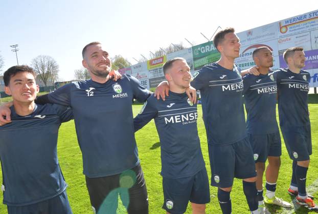 12 04 2025, GER, Soccer, Regionalliga West, Season 2024 2025, Matchday 29, Häcker Wiehenstadion, Rödinghausen SC Rödinghausen FC Gütersloh 1 4 Final cheer FC Gütersloh Sandro Reyes, Tim Matuschewsky, Phil Beckhoff, Jannik Borgmann, David Winke and Björn Rother all FC Gütersloh, v L , action, single picture, cross, facial expression, gesture, cheer, cheer, joy, rejoice