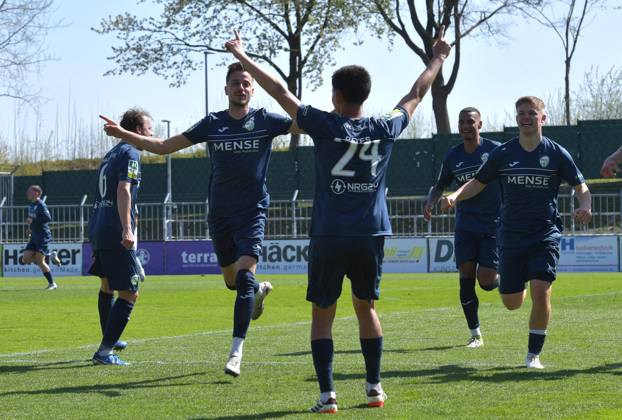 12 04 2025, GER, Soccer, Regionalliga West, Season 2024 2025, Matchday 29, Häcker Wiehenstadion, Rödinghausen SC Rödinghausen FC Gütersloh 1 4 Goal Cheering FC Gütersloh Goal scorer Patrik Twardzik and Sandro Reyes all FC Gütersloh, v L , action, single picture, cross, facial expression, gesture, cheer, cheer, joy, rejoice