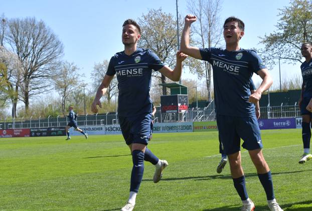 12 04 2025, GER, Soccer, Regionalliga West, Season 2024 2025, Matchday 29, Häcker Wiehenstadion, Rödinghausen SC Rödinghausen FC Gütersloh 1 4 Goal Cheering FC Gütersloh Goal scorer Patrik Twardzik and Sandro Reyes all FC Gütersloh, v L , action, single picture, cross, facial expression, gesture, cheer, cheer, joy, rejoice