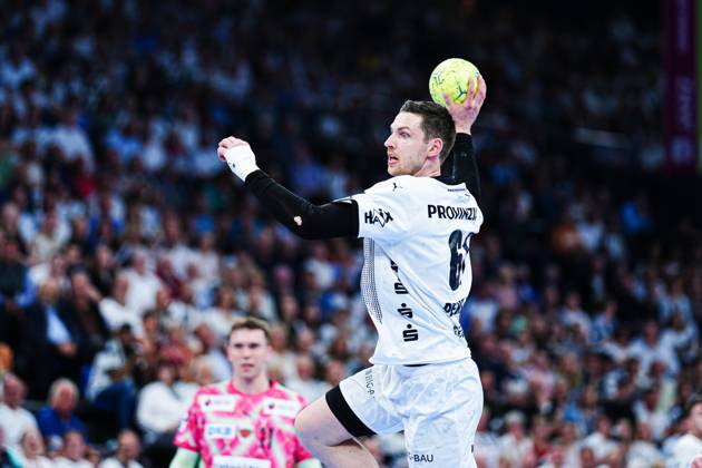 Throw Goal Hendrik Pekeler THW Kiel, 61 GER, THW Kiel vs Fuechse Berlin, Handball, Bundesliga, Matchday, 27, Season 2024 2025, 16 04 2025 GER, THW Kiel vs Fuechse Berlin, Handball, Bundesliga, Matchday, 27, Season 2024 2025, 16 04 2025 Kiel Copyright: xEibner-Pressefoto MarcelxvonxFehrnx EP_MFN
