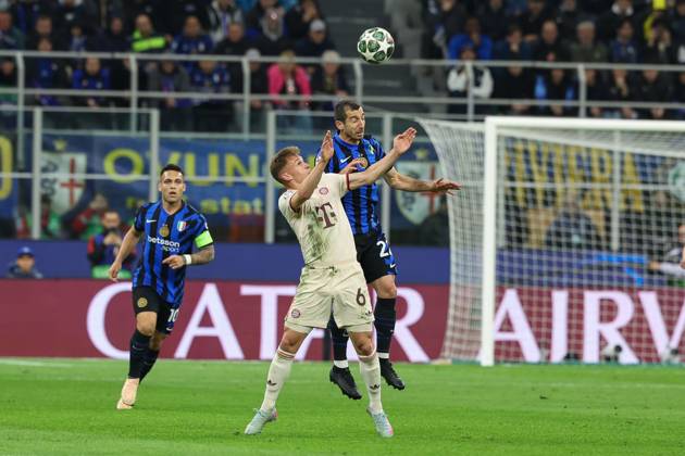 in duel, action, with Joshua Kimmich 6 FC Bayern Muenchen , Henrikh Mkhiataryan 22 Inter Milan , Inter Milan vs FC Bayern Muenchen, Football, Champions League, Quarter-final, second leg, 16 04 2025 Milan Lombardy Italy Copyright: xkolbert-press ChristianxKolbertx