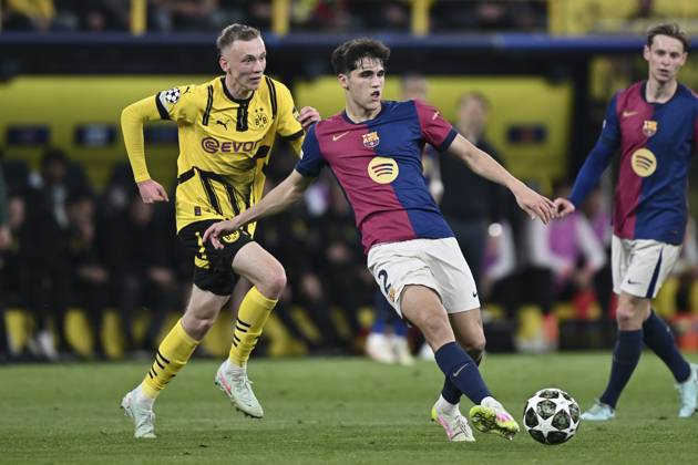 v li fighting for the ball Maximilian Beier Dortmund 14 Pau Cubarsi Barcelona 2 15 04 2025 Football, Champions League, Borussia Dortmund vs FC Barcelona, Signal Iduna Park, Dortmund, Copyright: xpepphotox xHorstxMauelshagenx pep00321, pep_20250415_hm_4898