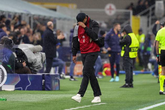 disappointment for head coach Vincent Kompany FC Bayern Muenchen after the goal for 2 1, Inter Milan vs FC Bayern Muenchen, football, Champions League, quarter-final, second leg, 16 04 2025 Milan Lombardy Italy Copyright: xkolbert-press ChristianxKolbertx