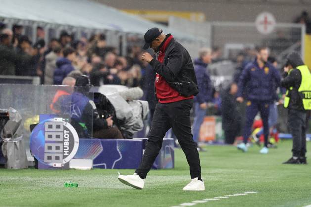 disappointment for head coach Vincent Kompany FC Bayern Muenchen after the goal for 2 1, Inter Milan vs FC Bayern Muenchen, football, Champions League, quarter-final, second leg, 16 04 2025 Milan Lombardy Italy Copyright: xkolbert-press ChristianxKolbertx