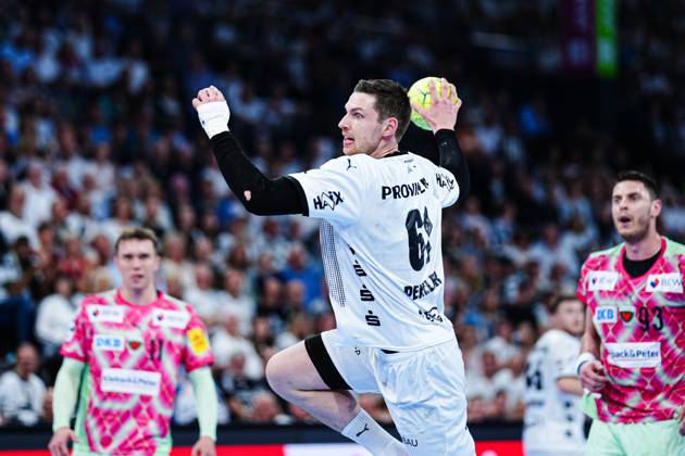 Throw Goal Hendrik Pekeler THW Kiel, 61 GER, THW Kiel vs Fuechse Berlin, Handball, Bundesliga, Matchday, 27, Season 2024 2025, 16 04 2025 GER, THW Kiel vs Fuechse Berlin, Handball, Bundesliga, Matchday, 27, Season 2024 2025, 16 04 2025 Kiel Copyright: xEibner-Pressefoto MarcelxvonxFehrnx EP_MFN