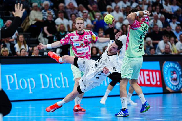 Throw Goal Hendrik Pekeler THW Kiel, 61 GER, THW Kiel vs Fuechse Berlin, Handball, Bundesliga, Matchday, 27, Season 2024 2025, 16 04 2025 GER, THW Kiel vs Fuechse Berlin, Handball, Bundesliga, Matchday, 27, Season 2024 2025, 16 04 2025 Kiel Copyright: xEibner-Pressefoto MarcelxvonxFehrnx EP_MFN