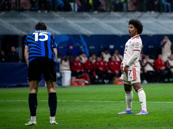 Serge Gnabry FC Bayern Muenchen, 07 is annoyed about a missed goal chance, in front Francesco Acerbi Inter Milan, 15 , ITA, Inter Milan vs FC Bayern Muenchen, Football, UEFA Champions League, Quarter-final second leg, 2024 2025 season, 16 04 2025 ITA, Inter Milan vs FC Bayern Muenchen, Football, UEFA Champions League, Quarter-final second leg, 2024 2025 season, 16 04 2025 Milano Copyright: xEibner-Pressefoto Memmlerx EP_MMR