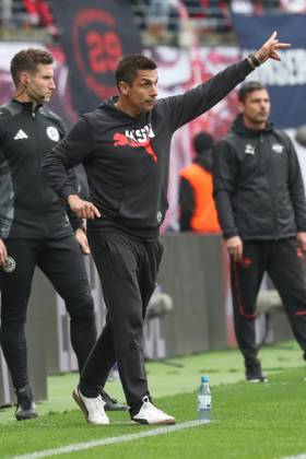 19 04 2025, xgox, Fußball 1 Bundesliga, RB Leipzig Holstein Kiel emspor, v l Marcel Rapp Kiel, Trainer gibt Anweisungen, gestikuliert mit den Armen, gesticulate, gives instructions DFL DFB REGULATIONS PROHIBIT ANY USE OF PHOTOGRAPHS as IMAGE SEQUENCES and or QUASI VIDEO Leipzig