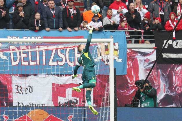 19 04 2025, xgox, Fussball 1 Bundesliga, RB Leipzig Holstein Kiel emspor, v l Peter Gulasci Leipzig, 1 Parade, haelt den Ball, faengt den Ball, pariert DFL DFB REGULATIONS PROHIBIT ANY USE OF PHOTOGRAPHS as IMAGE SEQUENCES and or QUASI VIDEO Leipzig