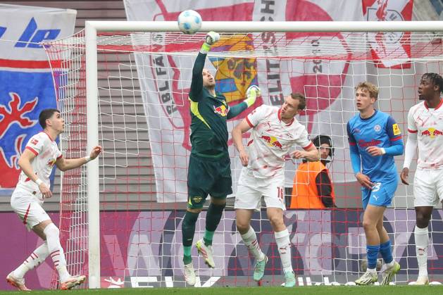 19 04 2025, xgox, Fussball 1 Bundesliga, RB Leipzig Holstein Kiel emspor, v l Peter Gulasci Leipzig, 1 , Lukas Klostermann Leipzig, 16 Parade, haelt den Ball, faengt den Ball, pariert DFLB DFB REGULATIONS PROHIBIT ANY USE OF PHOTOGRAPHS as IMAGE SEQUENCES and or QUASI VIDEO Leipzig