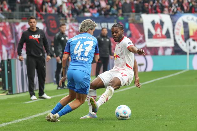 19 04 2025, xgox, Football 1 Bundesliga, RB Leipzig Holstein Kiel emspor, v l John Tolkin Kiel , Ridle Baku Leipzig, 17 duel, duel, fight, tackle DFL DFB REGULATIONS PROHIBIT ANY USE OF PHOTOGRAPHS as IMAGE SEQUENCES and or QUASI VIDEO Leipzig