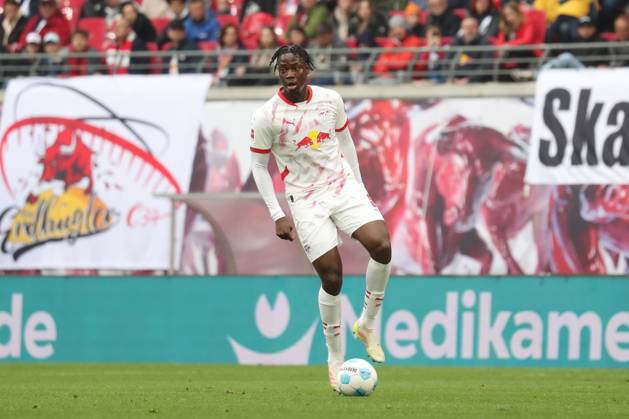 19 04 2025, xgox, Fußball 1 Bundesliga, RB Leipzig Holstein Kiel emspor, v l El Chadaille Bitshiabu Leipzig, 5 Freisteller, Einzelbild, Ganzkoerper, single frame DFL DFB REGULATIONS PROHIBIT ANY USE OF PHOTOGRAPHS as IMAGE SEQUENCES and or QUASI VIDEO Leipzig