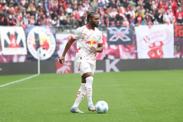19 04 2025, xgox, Fußball 1 Bundesliga, RB Leipzig Holstein Kiel emspor, v l Ridle Baku Leipzig, 17 Freisteller, Einzelbild, Ganzkoerper, single frame DFL DFB REGULATIONS PROHIBIT ANY USE OF PHOTOGRAPHS as IMAGE SEQUENCES and or QUASI VIDEO Leipzig