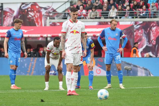 19 04 2025, xgox, Fussball 1 Bundesliga, RB Leipzig Holstein Kiel emspor, v l Benjamin Sesko Leipzig, 30 scores from the penalty spot to 1 1 DFL DFB REGULATIONS PROHIBIT ANY USE OF PHOTOGRAPHS as IMAGE SEQUENCES and or QUASI VIDEO Leipzig